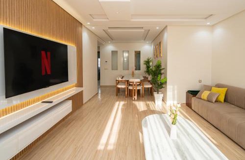 Luxus Apartment | Zeer mooi afgewerkt appartement nabij het stadion met 3 moderne slaapkamers, privé parking en 3 zwembaden