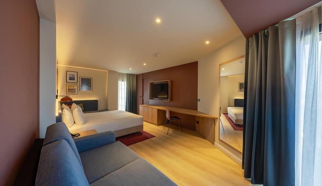 Hampton By Hilton Alicante Airport in Elche
