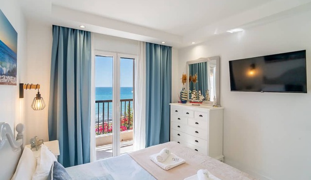 Cubo's El Faro Beach Apartment with Pool/sea views/close to beach/free wifi in Mijas Costa
