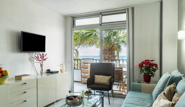 Apartment "Soraya" on the Beach with Sea Views, Wi-Fi, Pool and Garden in San Bartalomé de Tirajana