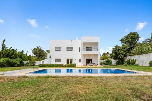Villa avec piscine 10 min de la plage à Harhoura
